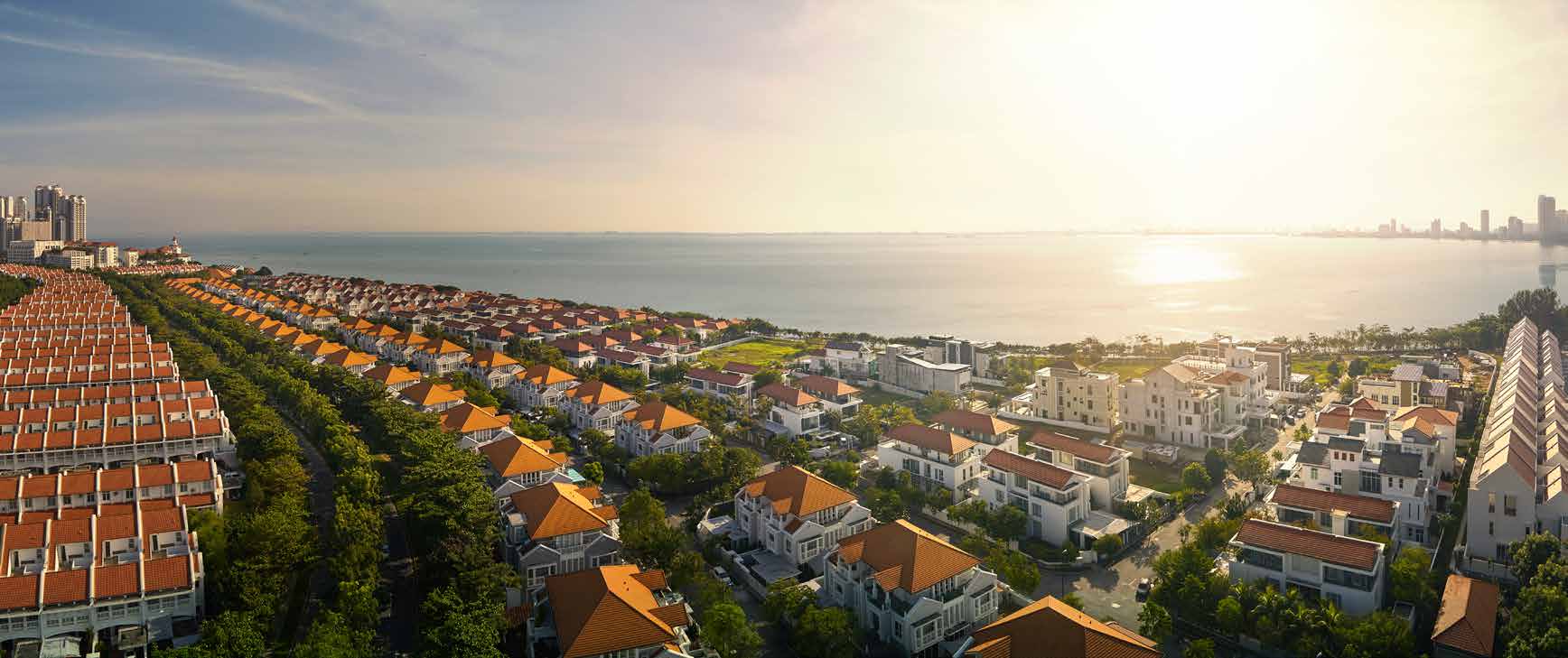 Waterfront living around Seri Tanjung Pinang and Straits Quay
